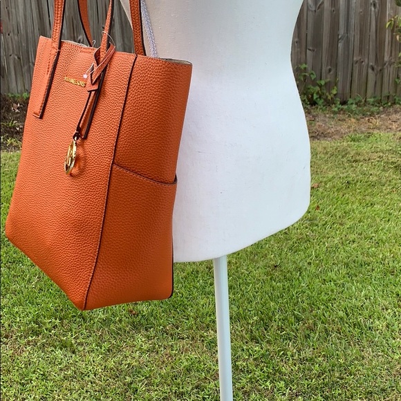 🍁🍁Micheal kors medium tote 🍁🍁 - Picture 11 of 11